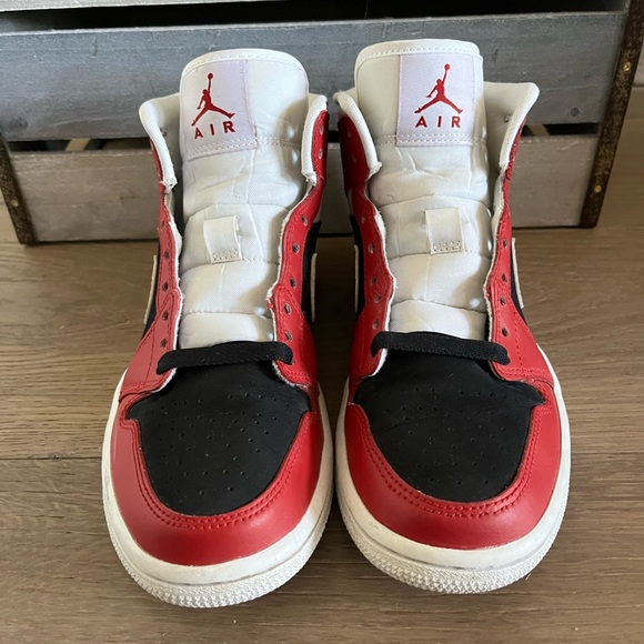 Women’s Jordan 1 mid gym red size 6.5 with original box - Picture 4 of 4